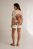 Camiseta Oversize Mujer Beige Frida Kahlo con Estampado Floral Boho