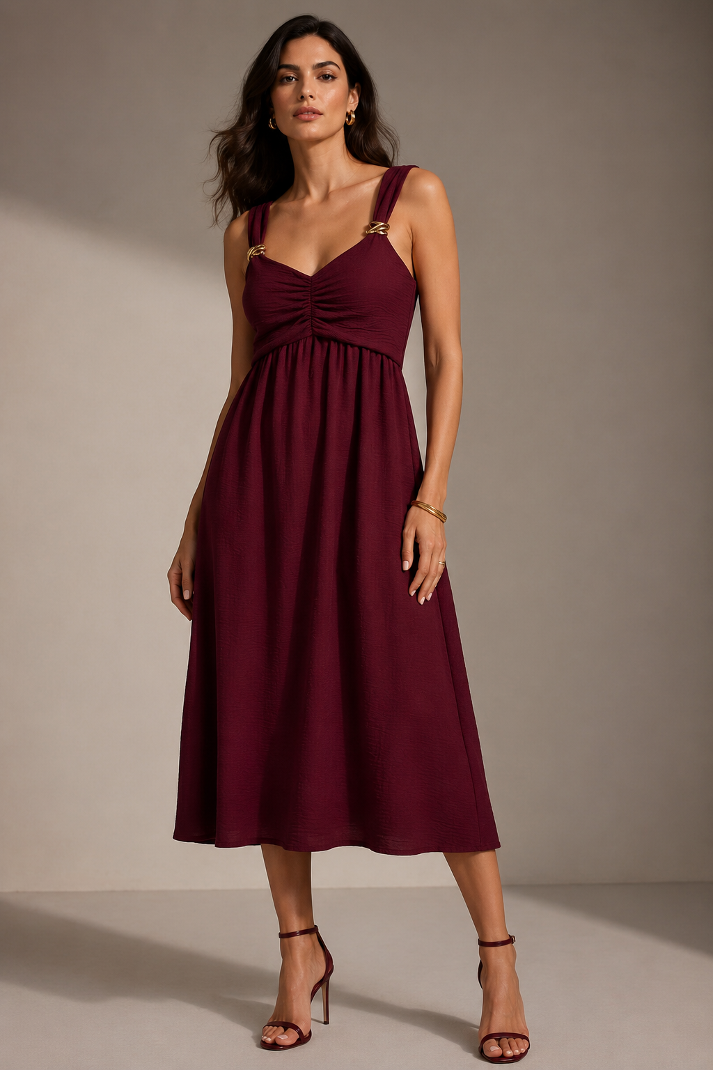 Vestido midi fruncido con tirantes y hebillas