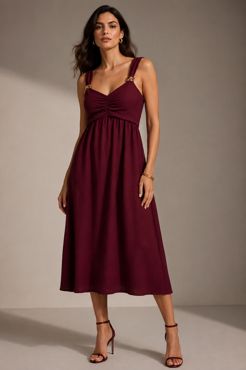 Vestido midi fruncido con tirantes y hebillas