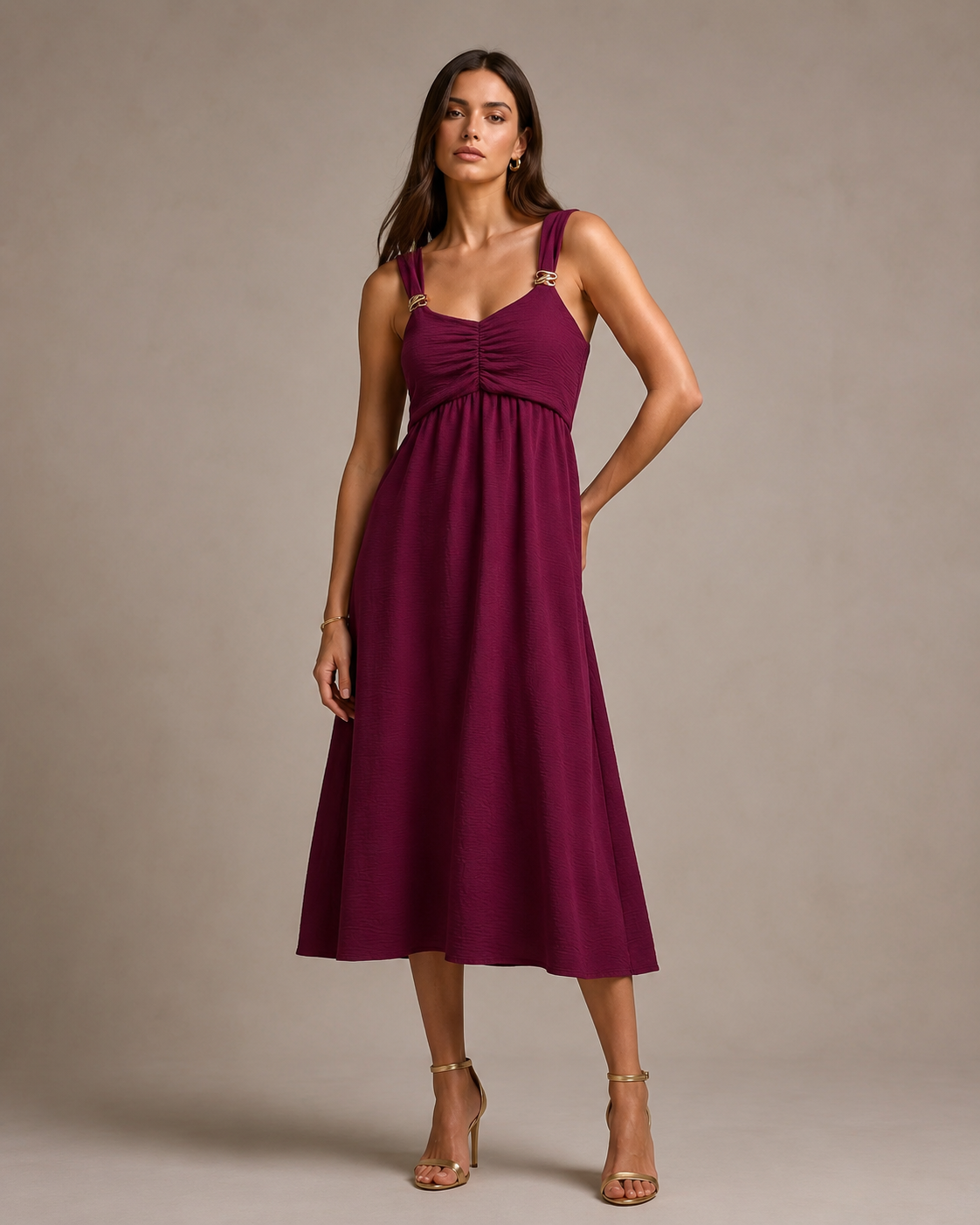 Vestido midi fruncido con tirantes y hebillas