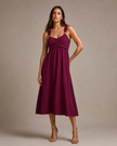 Vestido midi fruncido con tirantes y hebillas