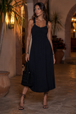 Vestido midi fruncido con tirantes y hebillas