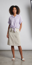 Camisa de rayas con nudo delantero