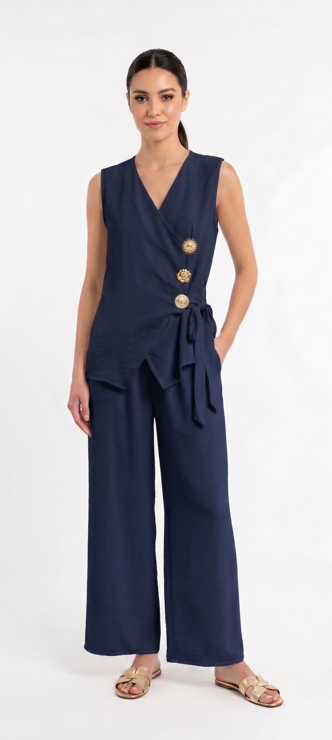 Conjunto fluido con chaleco cruzado y pantalón amplio