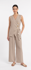 Conjunto fluido con chaleco cruzado y pantalón amplio
