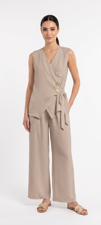 Conjunto fluido con chaleco cruzado y pantalón amplio