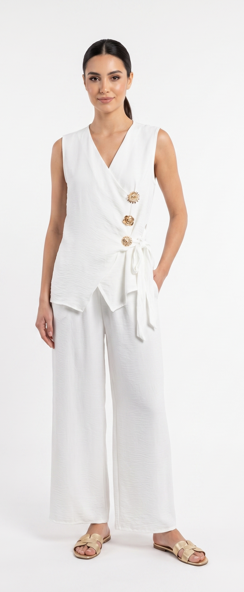 Conjunto fluido con chaleco cruzado y pantalón amplio