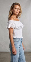 Top blanco bordado con hombros descubiertos