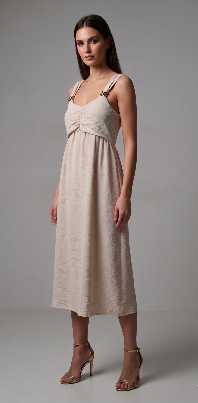 Vestido midi fruncido con tirantes y hebillas