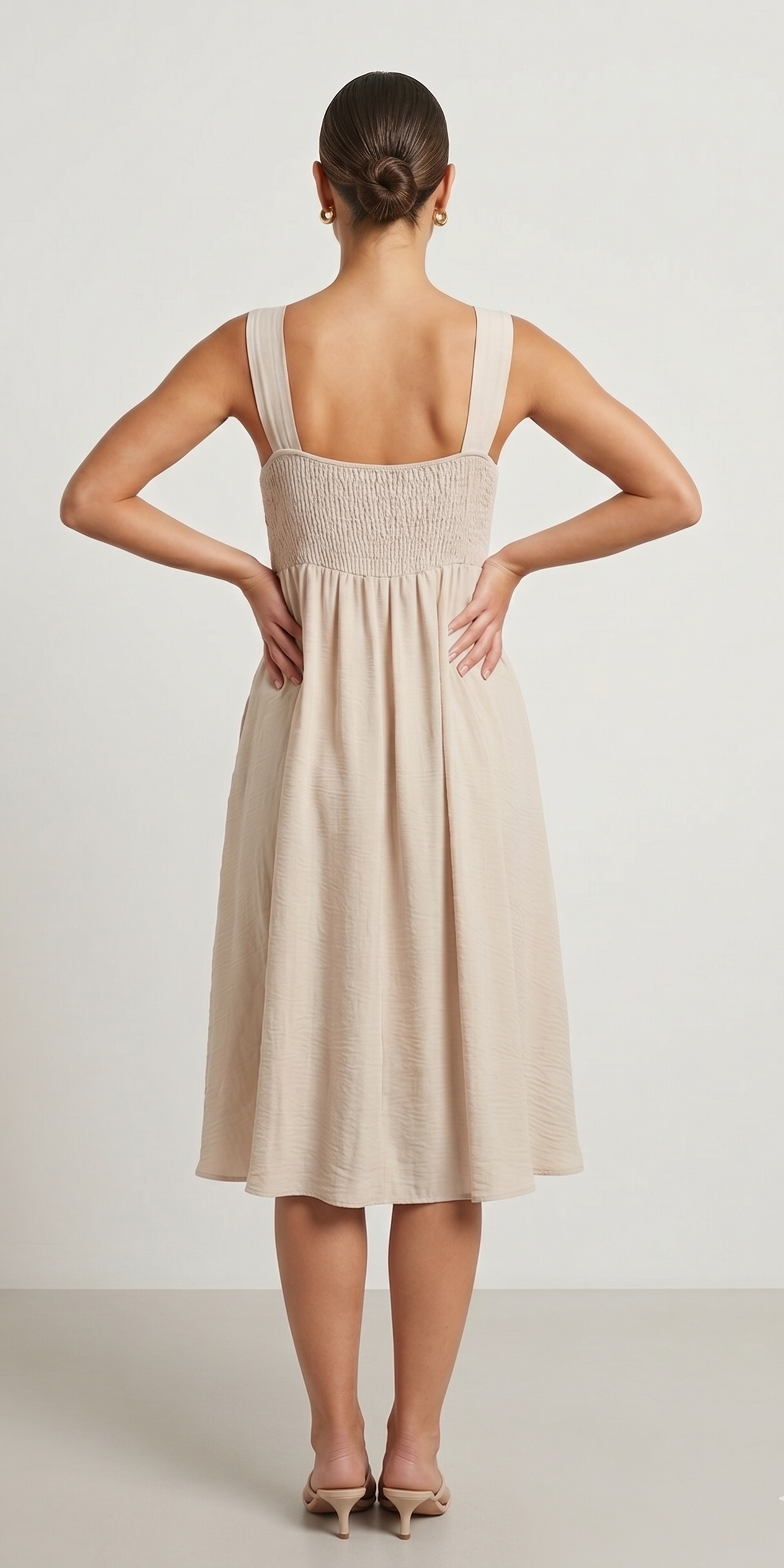 Vestido midi fruncido con tirantes y hebillas