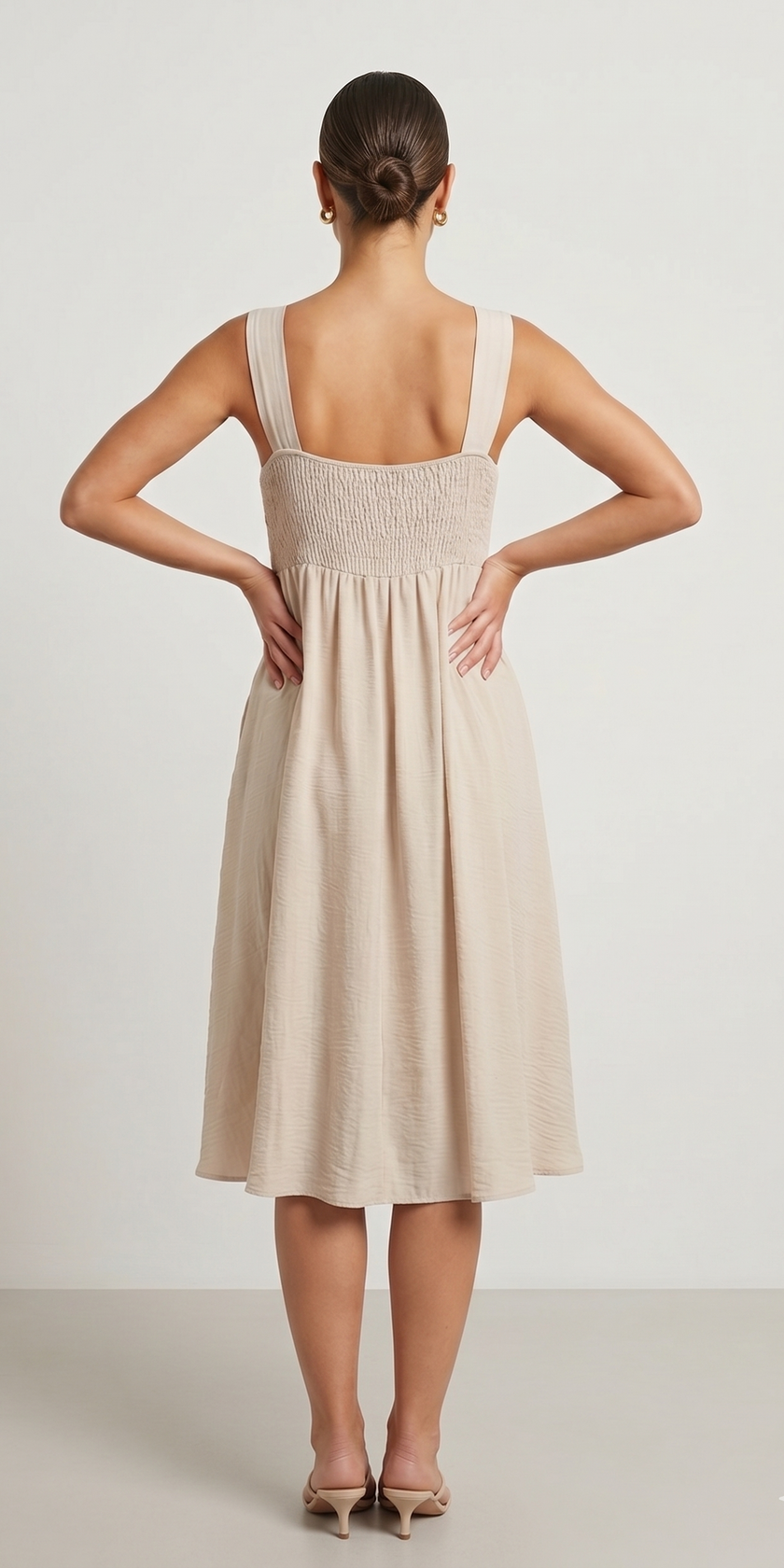 Vestido midi fruncido con tirantes y hebillas