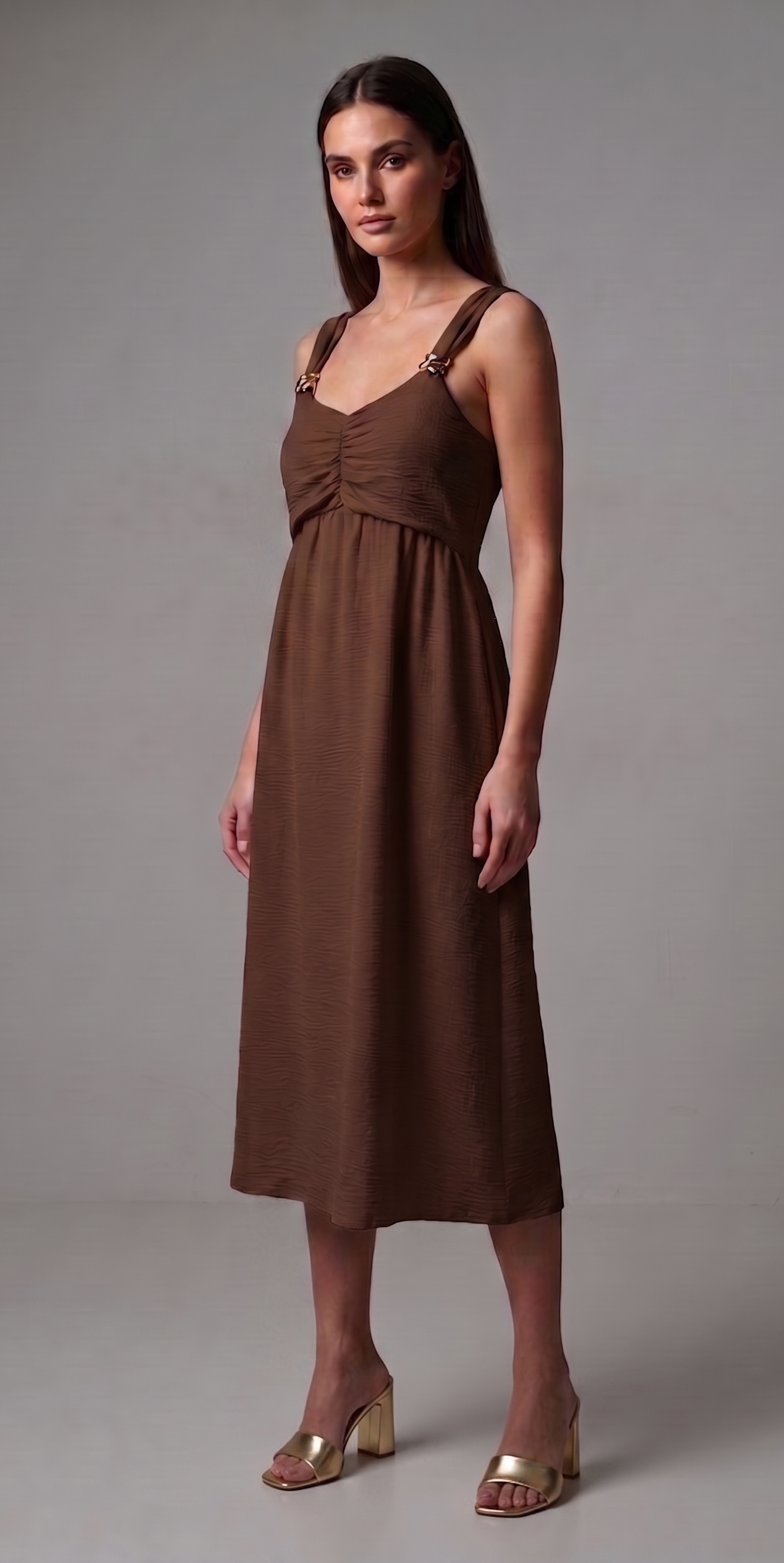Vestido midi fruncido con tirantes y hebillas