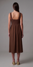 Vestido midi fruncido con tirantes y hebillas