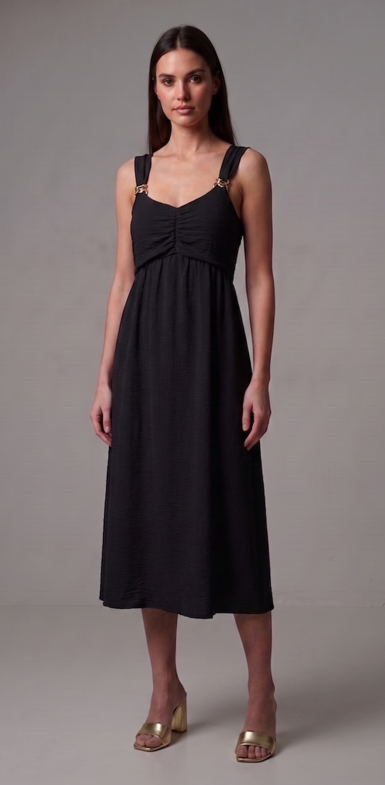 Vestido midi fruncido con tirantes y hebillas