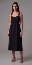 Vestido midi fruncido con tirantes y hebillas