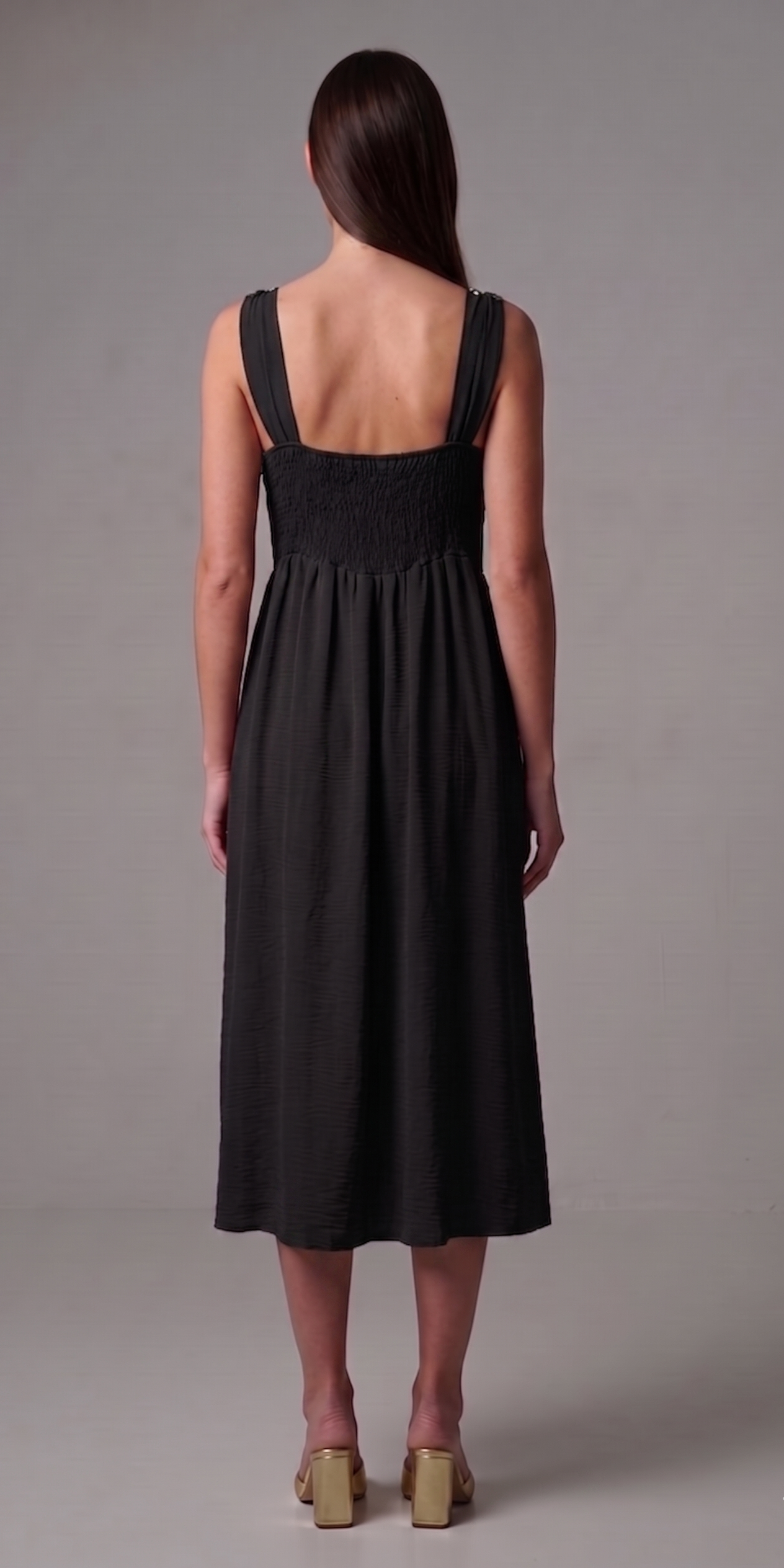 Vestido midi fruncido con tirantes y hebillas