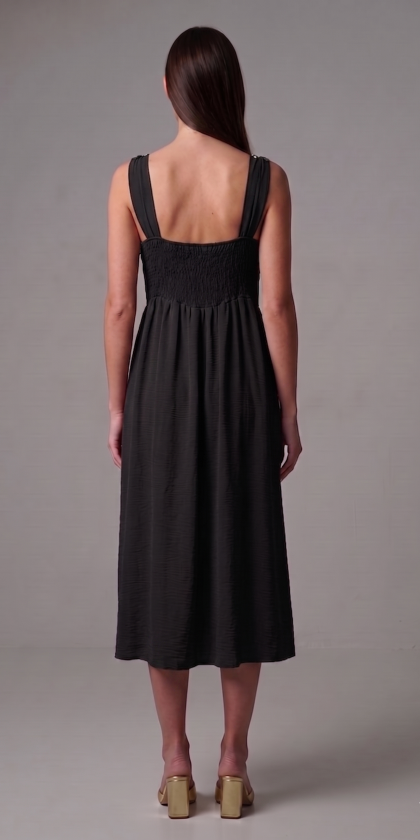 Vestido midi fruncido con tirantes y hebillas