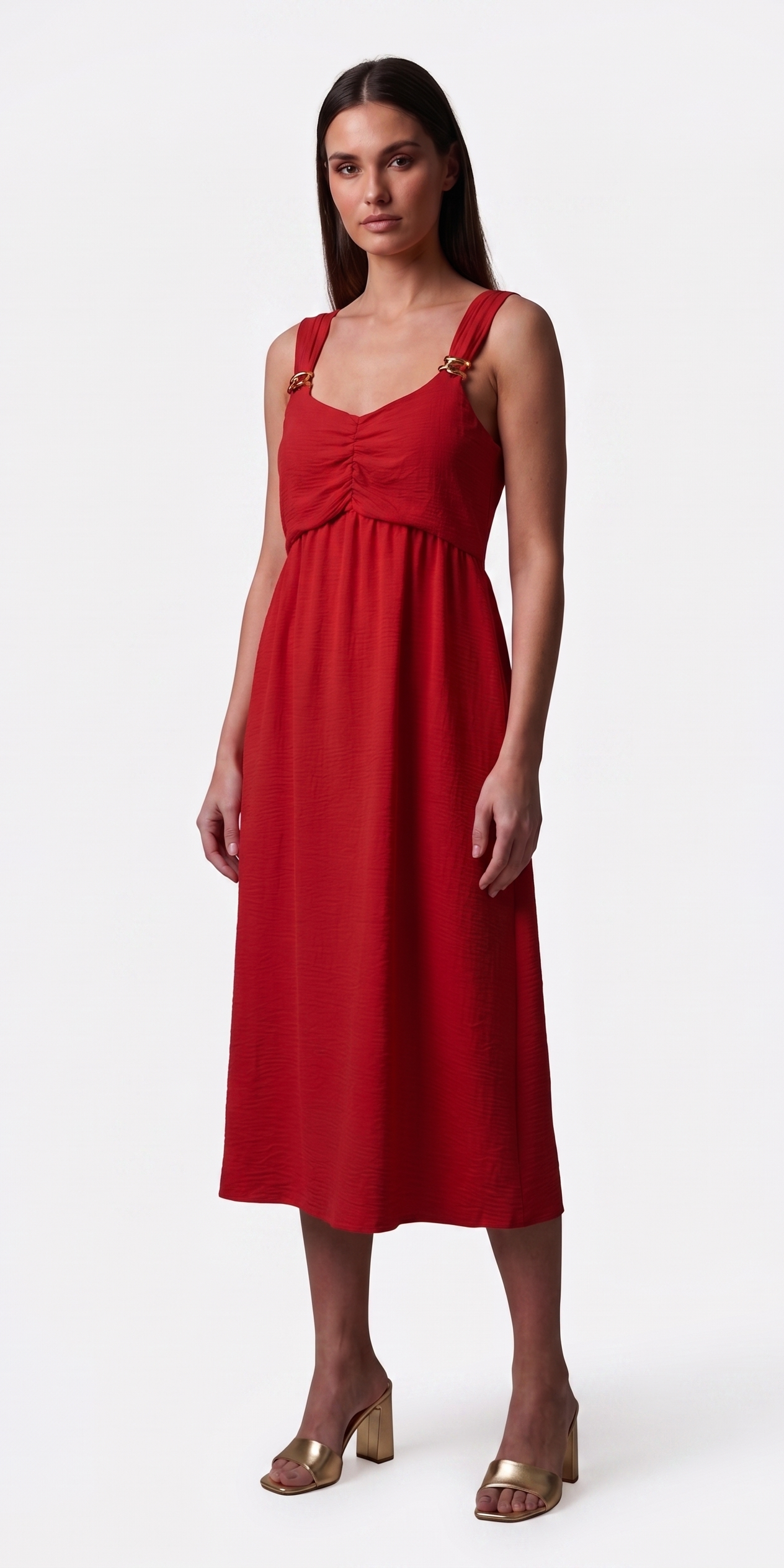Vestido midi fruncido con tirantes y hebillas