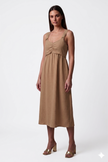 Vestido midi fruncido con tirantes y hebillas