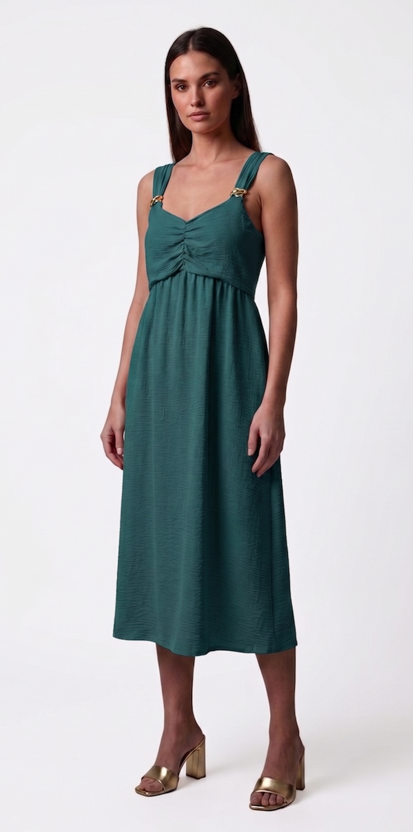 Vestido midi fruncido con tirantes y hebillas