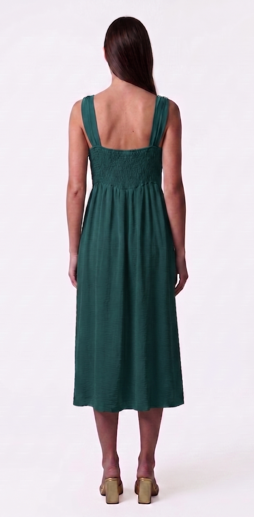 Vestido midi fruncido con tirantes y hebillas