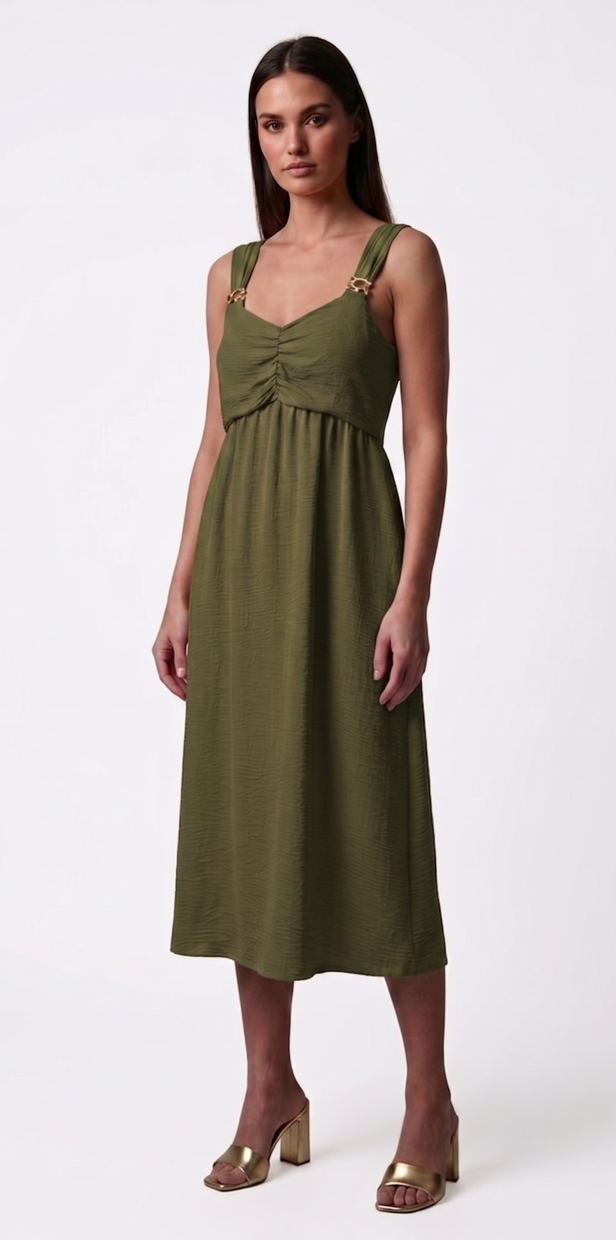 Vestido midi fruncido con tirantes y hebillas